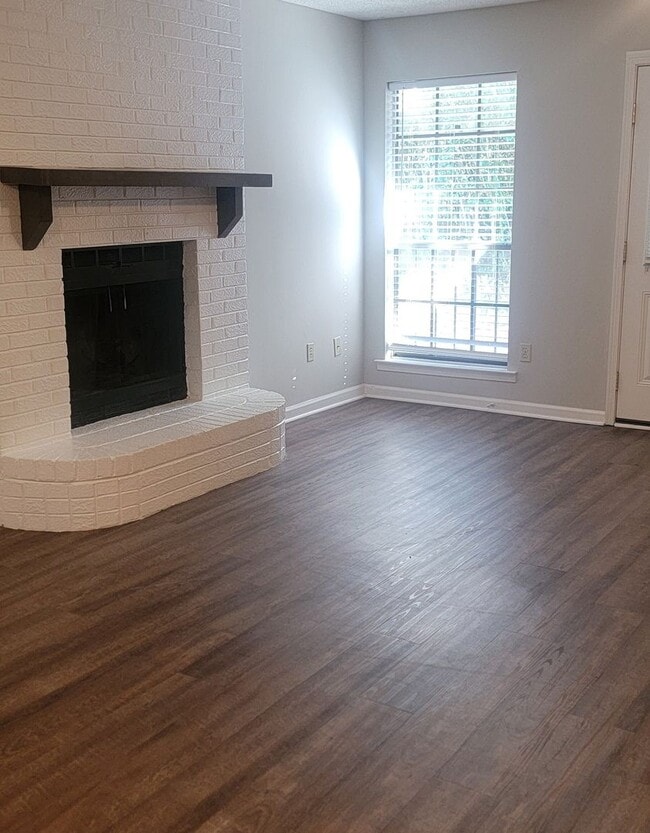 Building Photo - Adorable UPDATED 2-Bedroom, 2-Bathroom Tow...