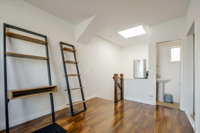 Building Photo - 144 Langton St