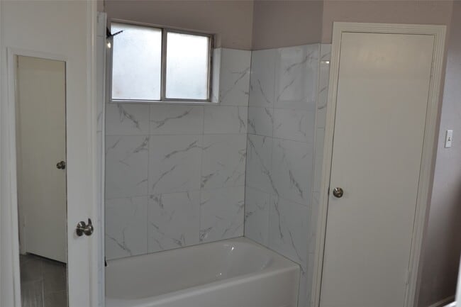 Building Photo - 21327 Park Run Dr