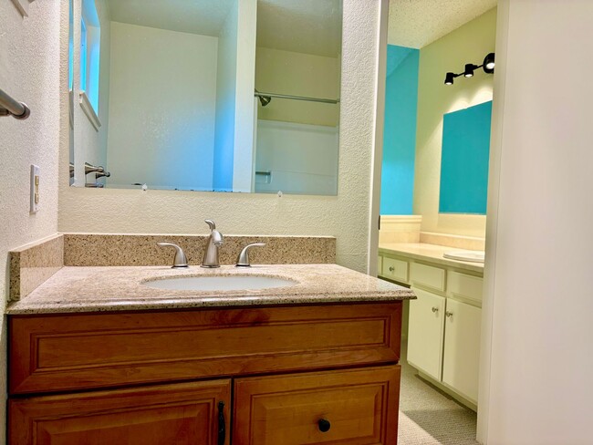 Building Photo - House like 2bed/1.5 Bath Condo with Spacious Corner Yard and 2 Car Garage