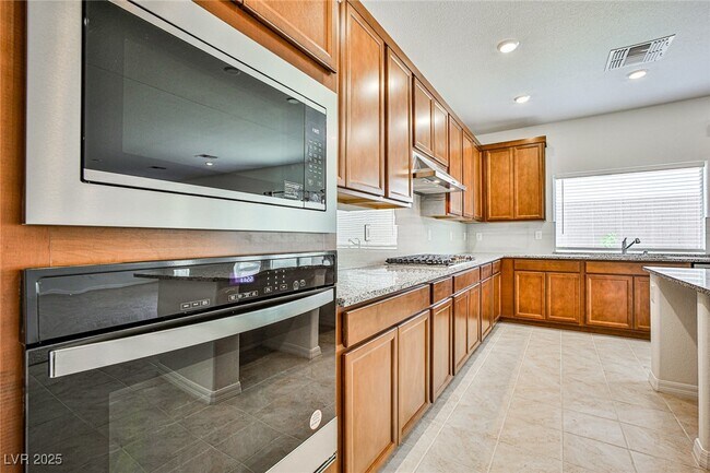 Building Photo - 7523 Castlegreen Ave