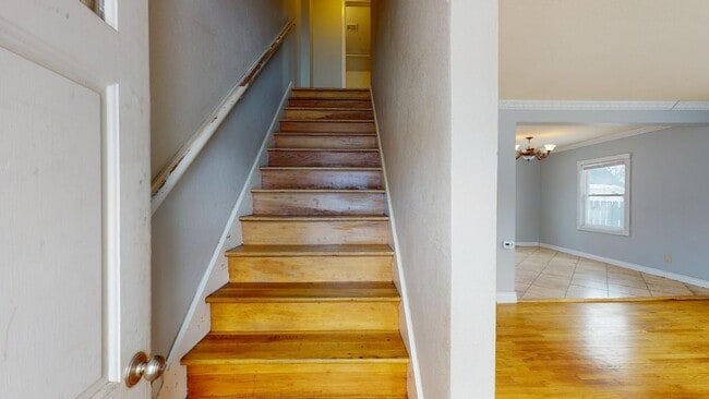 Building Photo - AVAILABLE AUGUST 1st, Cute, 2-story Duplex