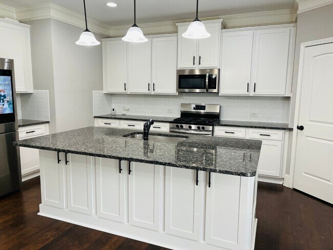 Building Photo - WOW! 5 bed, 4 full baths, brick exterior, ...