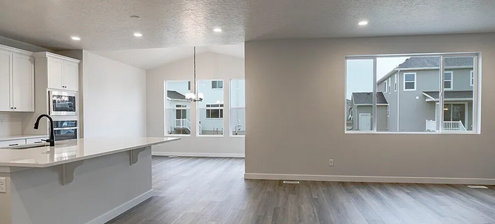 Building Photo - 1111 E Horseman Dr