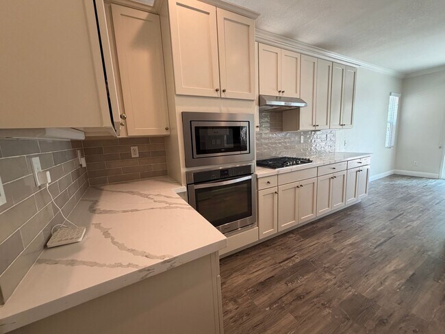 Building Photo - Beautiful Updated 3 bedroom home