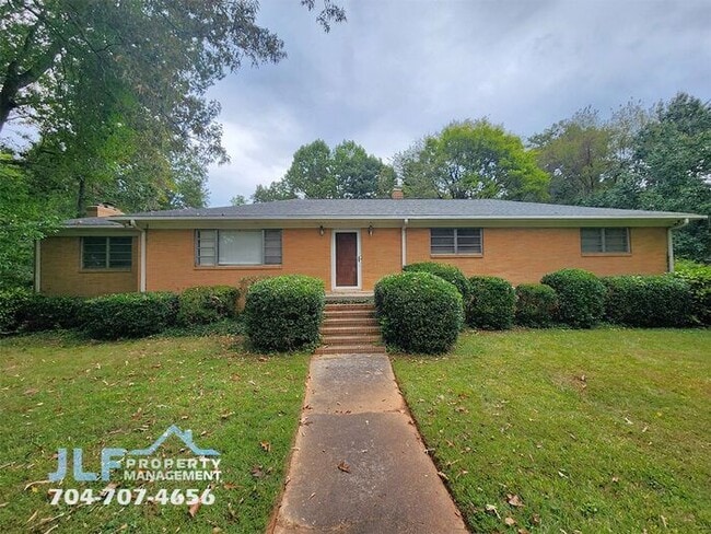 Building Photo - Sprawling 3 Bedroom/ 2.5 Bathroom Ranch in Charlotte!