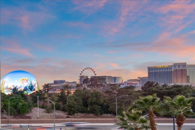 Building Photo - Fabulous Highrise Condo with Stripe Views!