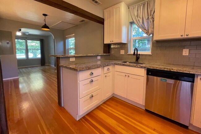 Building Photo - Charming Kenton Bungalow with Large Fenced Yard, Central A/C, Washer/Dryer