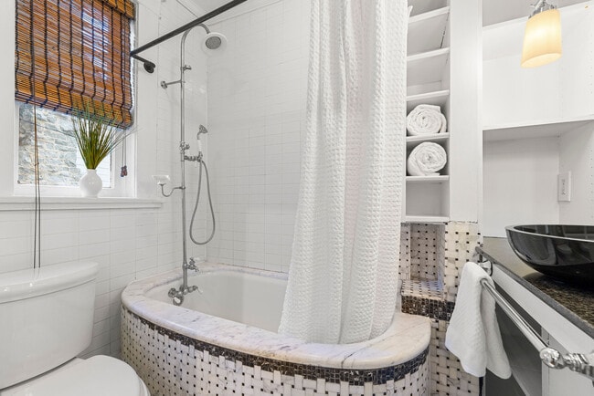 Building Photo - 3 Park Ln NE