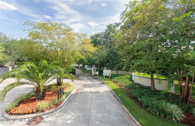Building Photo - 13703 Richmond Park Dr N