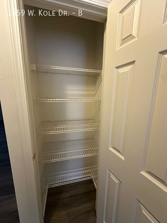 Building Photo - 1659 W Kole Dr