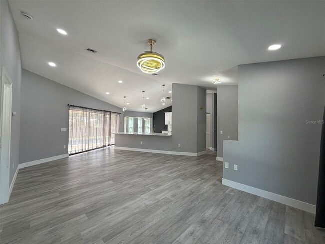 Building Photo - 323 Aurora St