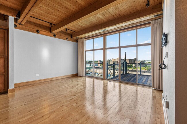 Building Photo - 541 E Erie St