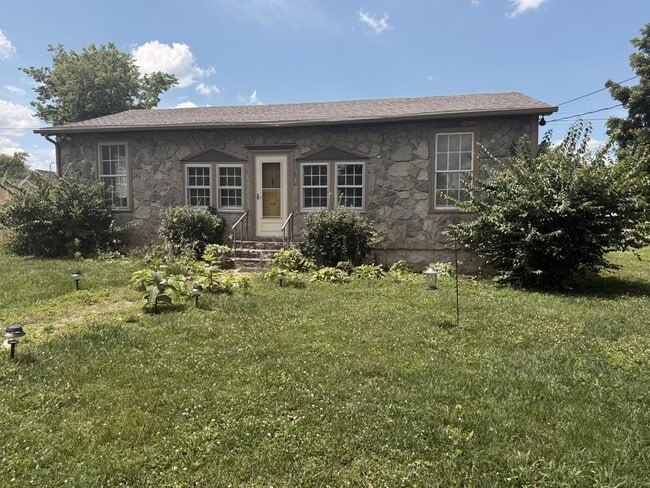 Building Photo - Cute cottage, great location