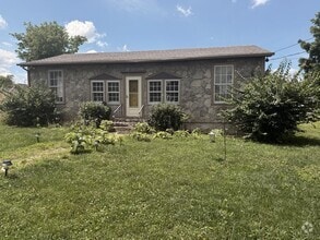 Building Photo - Cute cottage, great location