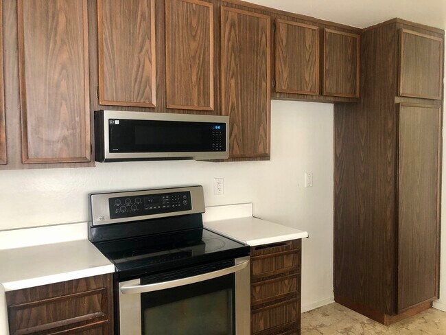 Kitchen (Opposite Angle) - 1756 N Cedar Glen Dr