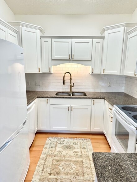 Building Photo - 8621 Flagstone Way