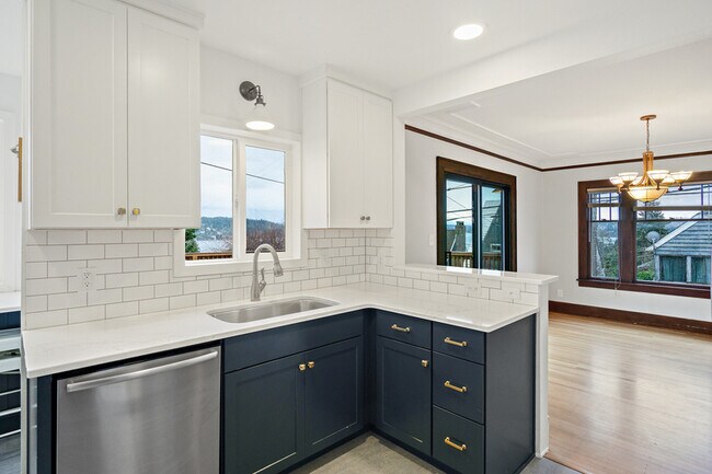 Building Photo - 6558 Seward Park Ave S