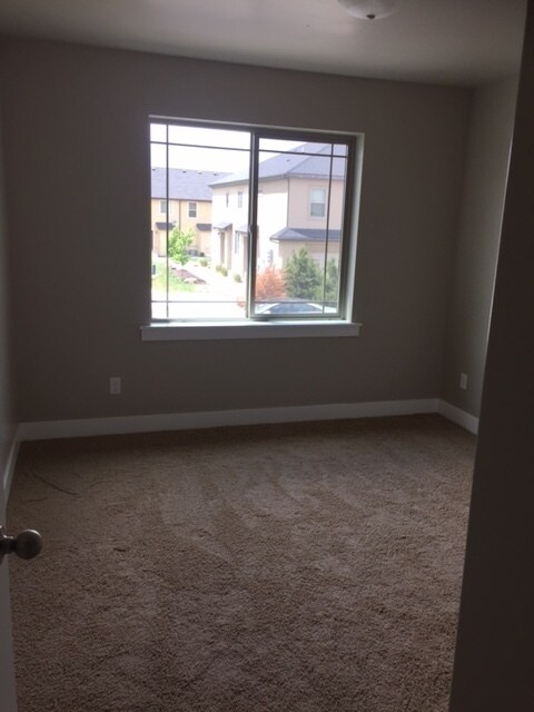 Building Photo - 576 N 220 E