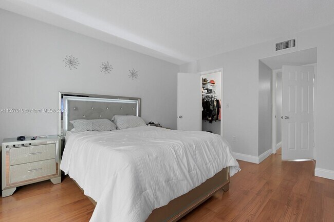 Building Photo - 1555 W 44th Pl