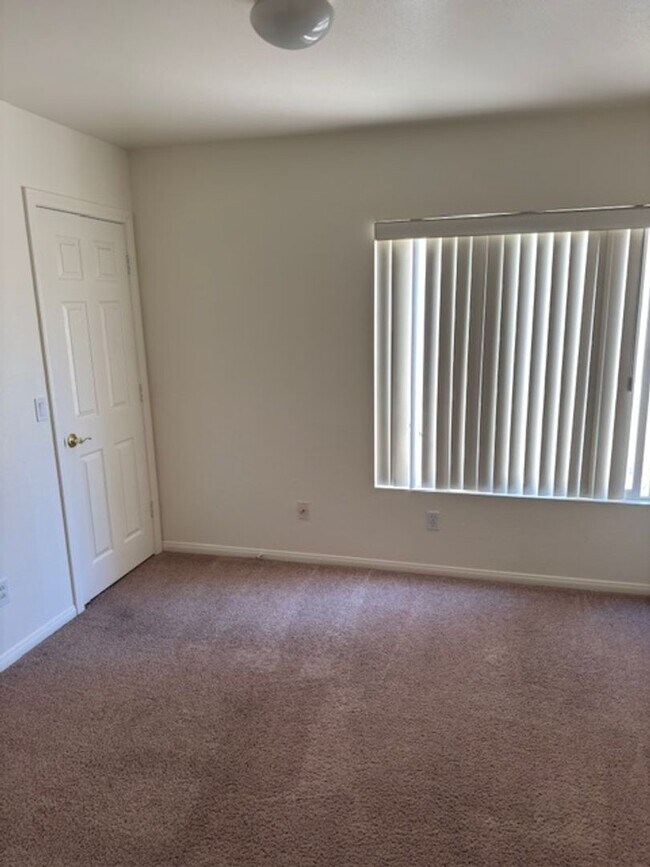 Building Photo - LARGE Spacious 5 Bedroom Single Family Home!!