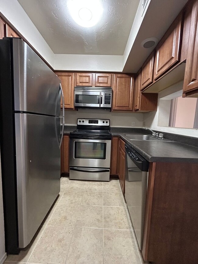 Building Photo - Casa Club Condominiums / Gorgeous 1 Bedroom Available!