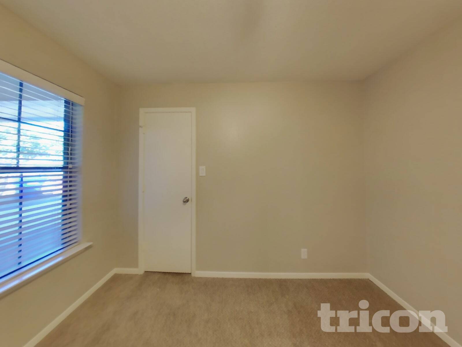 Building Photo - 921 Loganwood Dr