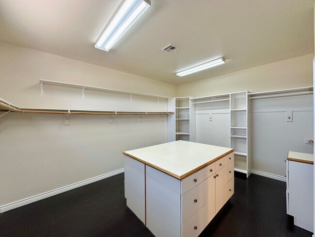 Building Photo - GORGEOUS 2 STORY HOME WITH A GRAND ENTRY &...