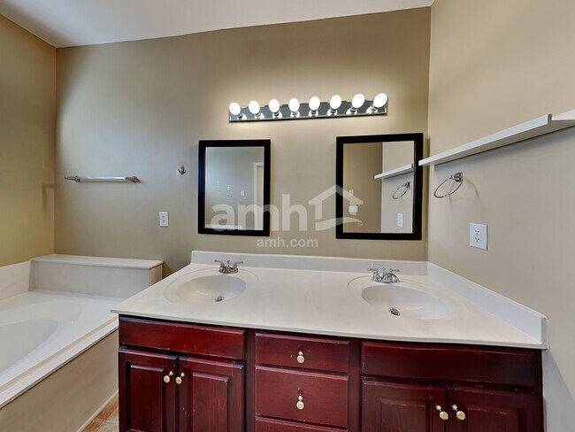 Building Photo - 661 Sugar Mill Dr