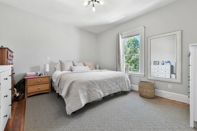 Building Photo - 166 Sydney St