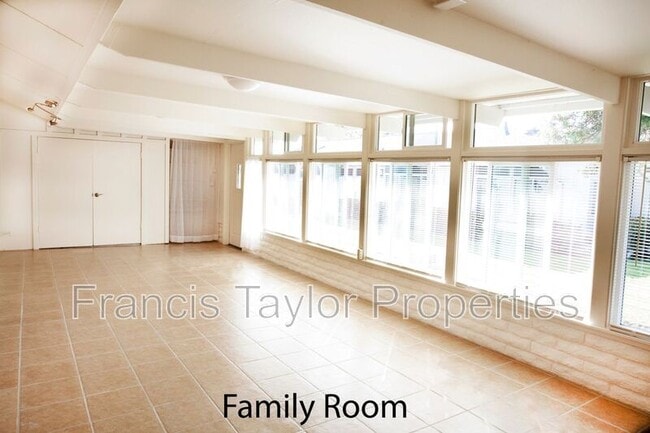 Building Photo - 3685 Vista Campana N