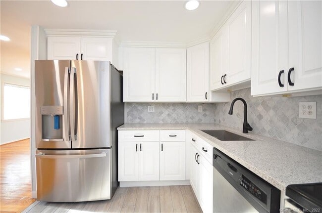 Building Photo - 44 Simsbury Manor Dr