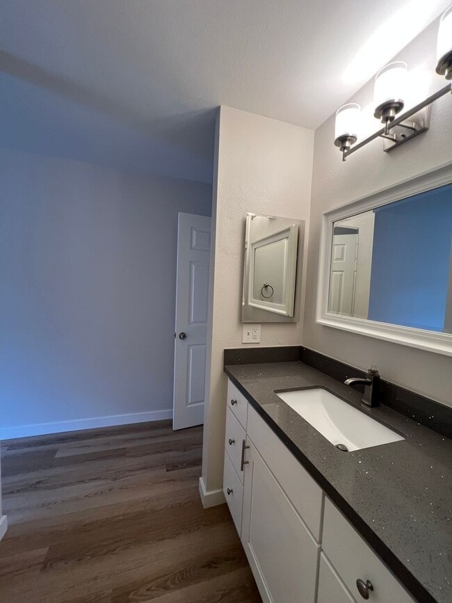 Building Photo - Irvine 2 bedroom with Upgrades