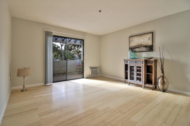 Building Photo - 880 E Fremont Ave