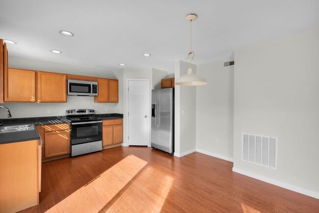 Building Photo - Goshen- 3bed 2.5 bath home ready for the summer cookouts