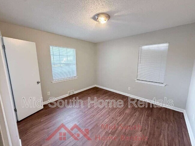 Building Photo - 2050 Sharon Ln