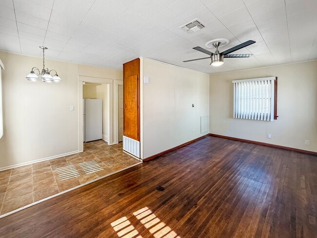 Building Photo - Perfectly located 1 Bd/1Ba house with a bo...