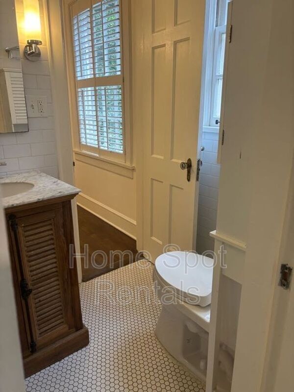 Building Photo - 8 Collier Rd NW