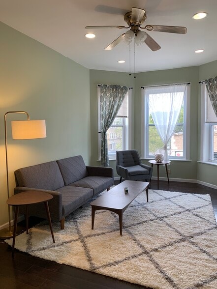 Building Photo - 1067 W Argyle St