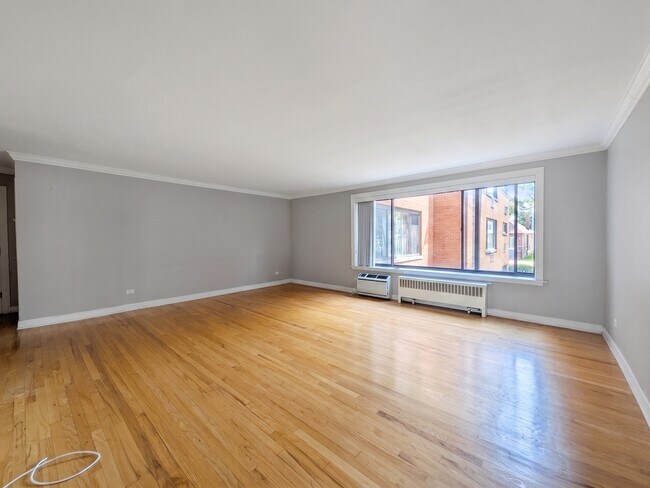 Building Photo - 2704 W Lunt Ave