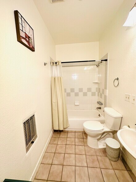 Building Photo - 4242 La Salle Ave