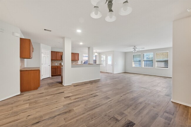 Building Photo - 827 Honeysuckle Vine Dr