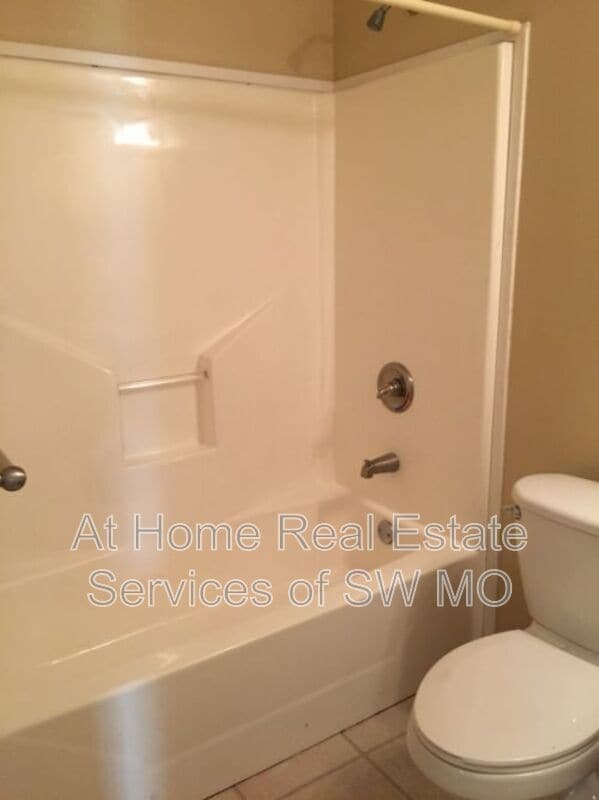 Building Photo - 503 W Warren Ave