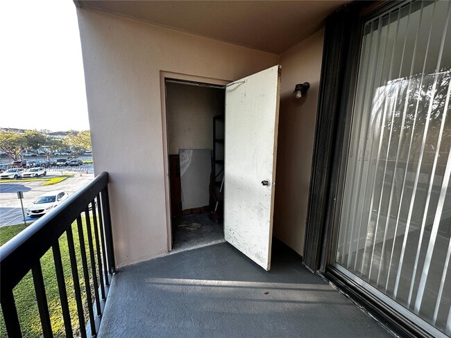 Building Photo - 10625 SW 112th Ave