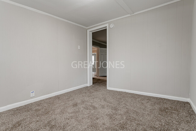 Building Photo - Charming 3 Bedroom in LaGrange!