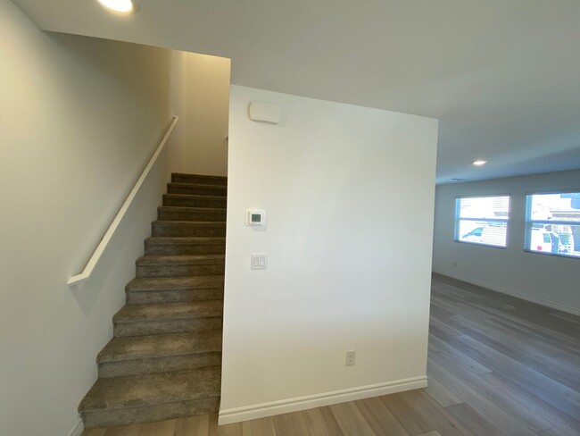 Building Photo - Fabulous 4 bedroom  Townhouse