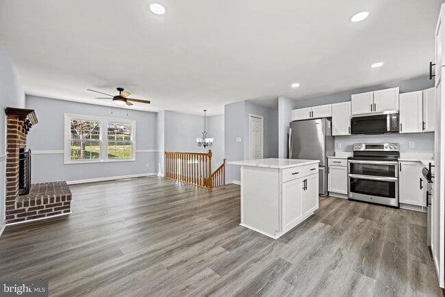 Building Photo - 2402 Raintree Ave