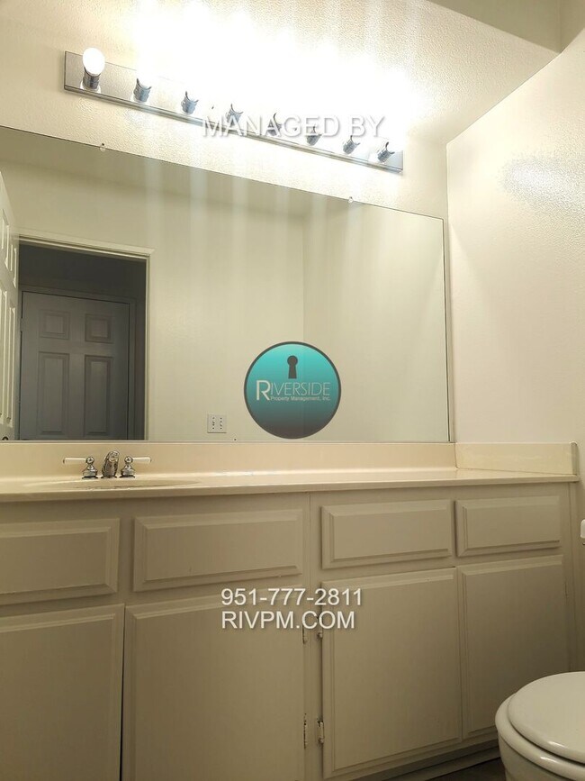 Building Photo - Spacious 3-Bed, 3-Bath Home in Riverside