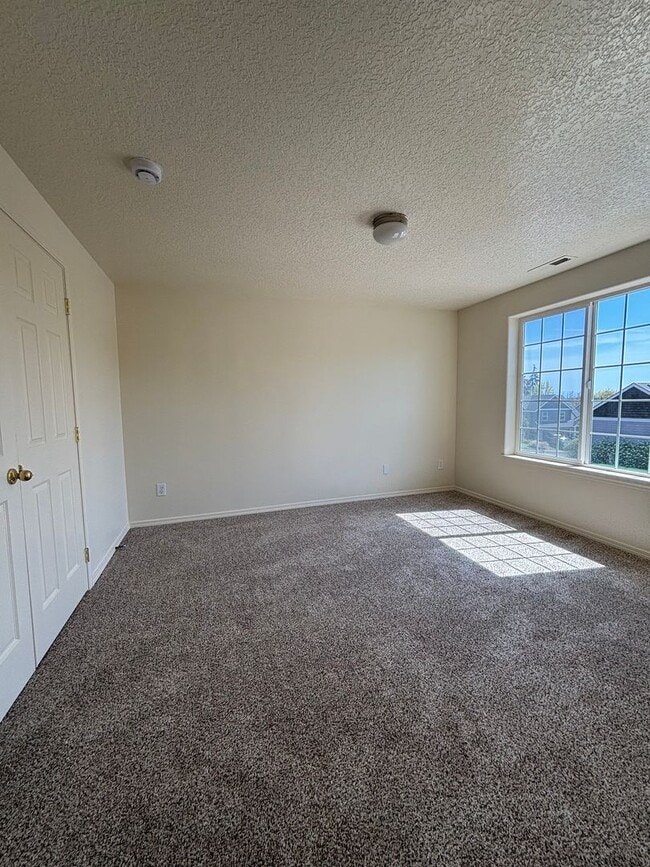 Building Photo - $500.00  OFF  1ST  FULL  MONTH'S  RENT   F...