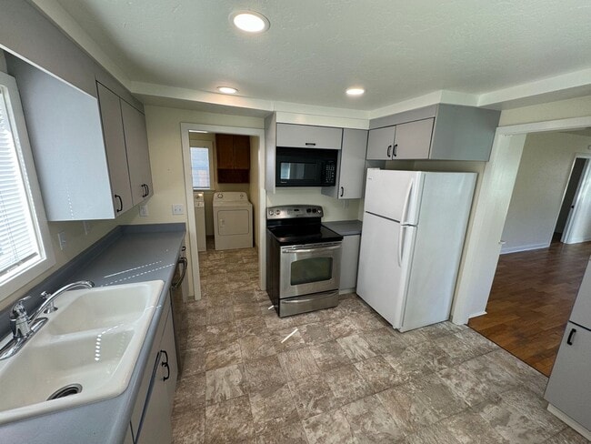 Building Photo - 4 Bedroom House in SE Eugene
